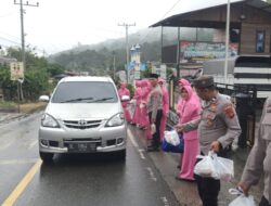 Berkah Ramadhan, Polsek Silih Nara Beserta Bhayangkari Bagikan Ratusan Takjil Kepada Warga
