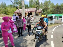 Kepedulian Dengan Sesama Di Bulan Ramadhan, Polsek Linge Dan Bhayangkari Bagikan Takjil Kepada Warga