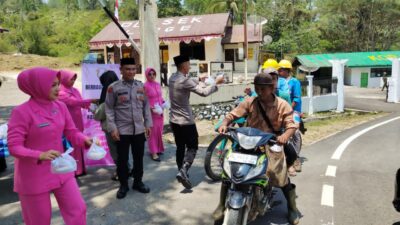 Kepedulian Dengan Sesama Di Bulan Ramadhan, Polsek Linge Dan Bhayangkari Bagikan Takjil Kepada Warga