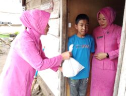 Peduli Sesama, Polsek Bintang Bersama Bhayangkari Bagikan Takjil Kepada Warga dan Pengguna Jalan