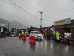 Di Guyur Hujan Saat Padat Arus Mudik Di Jalur Wisata Hari Ke Enam, Polisi Maksimalkan Pelayanan