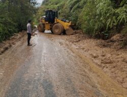 Respon Cepat, Polsek Celala Datangi Lokasi Tanah Longsor di Jalan Uning-Pamar