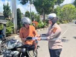 Tingkatkan Kesadaran, Satlantas Gencar Sosialisasi Disertai Pembagian Buku