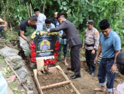 Kapolres Pimpin Pemakaman Tradisi Kepolisian Alm Aiptu Andi Sugiarto