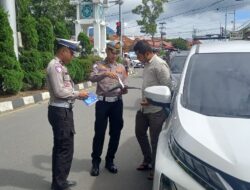 Tingkatkan Kesadaran Berlalulintas, Satlantas Gencar Lakukan Sosialisasi Disertai Pemberian Buku Dan Stiker