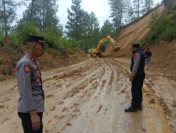 Kapolsek Linge dan Personel Lakukan Pengamanan dan Penanganan Longsor di Jalur Nasional Takengon-Blang Kejeren