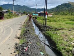 Aksi Bersih-Bersih Saluran Air, Pemuda Kuyun Toa Kompak Jaga Kampung dari Sampah