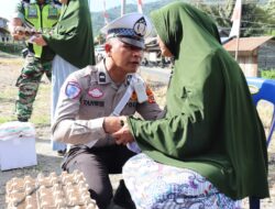 Hangatnya Jumat Barokah: Warga Kampung Remesen Tersenyum, Polisi Hadir Membawa Harapan