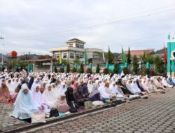 Kapolres Aceh Tengah Laksanakan Shalat Idul Adha dan Salurkan Bantuan Sosial untuk Warga