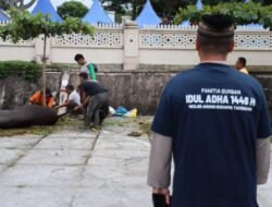 Ikut Berqurban, Kapolres Aceh Tengah Saksikan Penyembelihan Hewan Qurban Idul Adha 1446 H di Masjid Ruhama Takengon