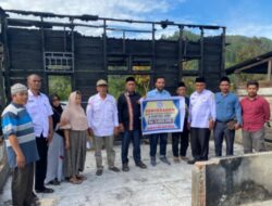 Ketua Forum Reje Aceh Tengah berserta Wakil Ketua,Serahkan Bantuan Kebakaran.