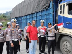 Bangkitkan Semangat Nasionalisme Jelang HUT RI ke-80, Kapolres Aceh Tengah Bagikan Bendera Merah Putih kepada Masyarakat
