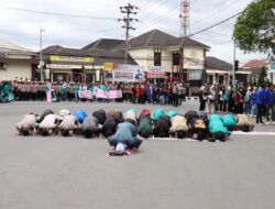 Kapolres Aceh Tengah Bersama Mahasiswa Isi Unjuk Rasa Damai dengan Shalat Hajat dan Doa