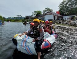 Kapolres Aceh Tengah Turun Kutip Sampah di Aliran Sungai Peusangan Bersama Komunitas dan Pemuda Gayo