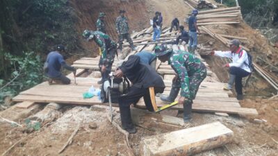 Gotong Royong TNI dan Warga di Linge, Wujud Nyata Kemanunggalan Lewat Pembangunan Jembatan