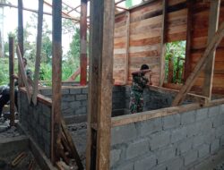 Di Tengah Hujan, Prajurit TNI Tetap Semangat Bangun RTLH di Aceh Tengah