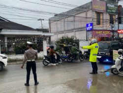 Meski Diguyur Hujan dan Dingin Menusuk Tulang, Satlantas Polres Aceh Tengah Tetap Hadir Atur Lalu Lintas