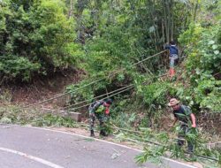 Babinsa Dengan Masyarakat Potong Bambu