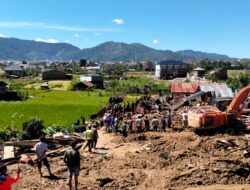 Yuska Mashudi Turun Langsung Gotong Royong Bersama Warga Terdampak Bencana di Lot Kala