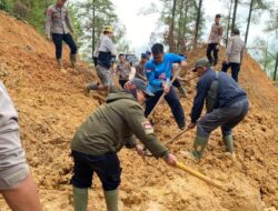 Respon Cepat Polri di Aceh Tengah Buka Akses Jalan Nasional Takengon–Blang Kejeren, Personel Bantu Seberangkan Warga