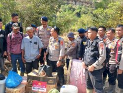 Kapolres Aceh Tengah Bersama BKO Brimob Distribusikan Logistik dan Sling ke Desa Terisolir di Kecamatan Linge