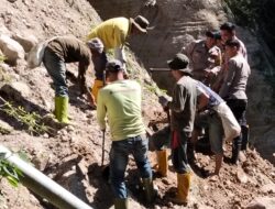 Polsek Ketol Bersama Brimob Gotong Royong Perbaiki Pipa Air Rusak Akibat Longsor