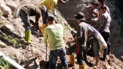 Polsek Ketol Bersama Brimob Gotong Royong Perbaiki Pipa Air Rusak Akibat Longsor