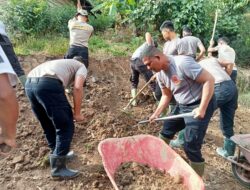 Personel Polres Aceh Tengah dan BKO Brimob Gotong Royong Bersihkan Fasilitas Umum di Dua Kecamatan
