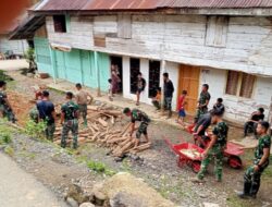 Bhabinsa Koramil 05/Linge dan Bhabinkamtibmas Polsek Linge bersama Personil Yonif TP 856/SBS Bantu Warga Bersihkan Material Banjir.