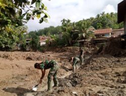 Gunakan Alat seadanya,Warga dan Yonif TP 856/SBS,personil Koramil 05/Linge,Bersihkan Rumah Warga Pasca Banjir,Dusun Binje PantanNangka.