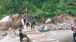 Anggota Koramil 05/Linge dan Personil Polsek Linge Berserta Satgas Brimob Polda Aceh Melaksanakan Kegiatan Karya Bhakti Pembangunan Jembatan Kayu Kampung Umang.