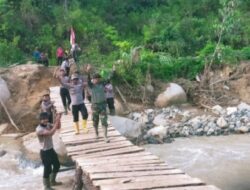 Anggota Koramil 05/Linge dan Personil Polsek Linge Berserta Satgas Brimob Polda Aceh Melaksanakan Kegiatan Karya Bhakti Pembangunan Jembatan Kayu Kampung Umang.