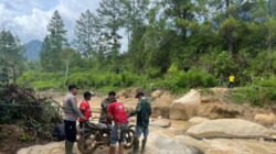 Waka Polsek Linge,Bersama Anggota Brimob BKO Polda Aceh, Tinjau Lokasi Bencana Tanah Longsor Kampung Umang Dusun Pantan Jemungket.