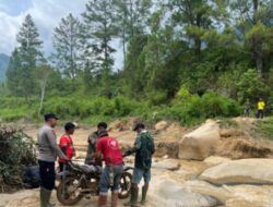 Waka Polsek Linge,Bersama Anggota Brimob BKO Polda Aceh, Tinjau Lokasi Bencana Tanah Longsor Kampung Umang Dusun Pantan Jemungket.