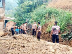 Polri di Aceh Tengah Gotong Royong Bersihkan Saluran Air Pascabencana di Kampung Atu Singkih Rusip Antara