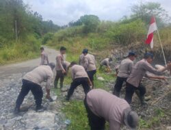 Polsek Silih Nara dan Brimob Polda Aceh Lanjutkan Gotong Royong Bersihkan Akses Jalan Pascabencana di Remesen
