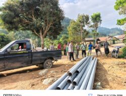 Bhabinkamtibmas Polres Aceh Tengah Bersama Warga Gotong Royong Pasang Saluran Air Bersih Pascabencana