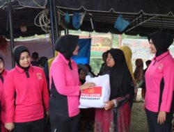 Ketua Bhayangkari Cabang Aceh Tengah Distribusikan Bantuan Ketua Bhayangkari Daerah Aceh untuk Korban Bencana
