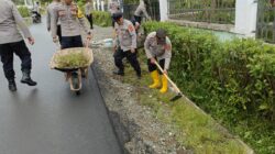 Polres Aceh Tengah dan BKO Brimob Kurve Dua Fasilitas Pendidikan di Jagong Jeget dan Ketol