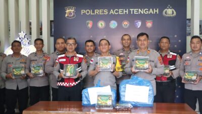 Kapolres Aceh Tengah Salurkan Bantuan Kurma dari Kapolda Aceh untuk Warga Terdampak dan Personel