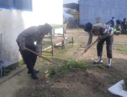 Polsek Bebesen dan Brimob Polda Aceh Gotong Royong Bersihkan Pasar di Bulan Ramadhan