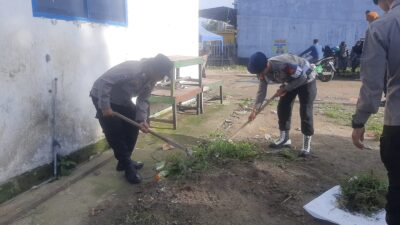 Polsek Bebesen dan Brimob Polda Aceh Gotong Royong Bersihkan Pasar di Bulan Ramadhan