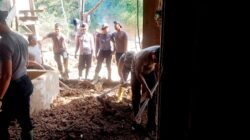 Meski Bulan Puasa, Polri di Aceh Tengah Gotong Royong Pulihkan Rumah Warga Terdampak