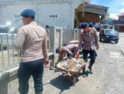 Gerakan ASRI, Polres Aceh Tengah dan BKO Brimob Ciptakan Lingkungan Bersih Lewat Kurve di Sepanjang Jalan