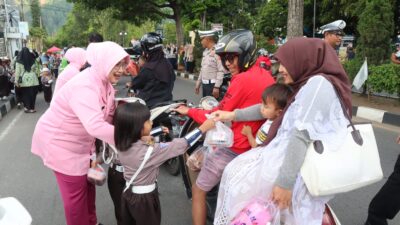 TK Yayasan Kemala Bhayangkari Aceh Tengah Berbagi 250 Takjil, Tanamkan Kepedulian Sejak Dini