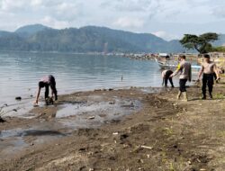 Pulihkan Kebersihan Ikon Wisata, Brimob Polda Aceh Batalyon D Bersihkan Danau Lut Tawar