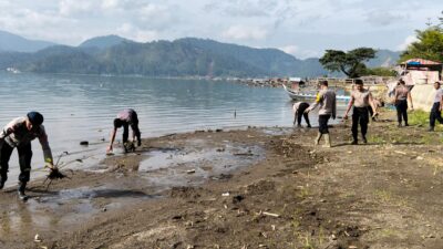 Pulihkan Kebersihan Ikon Wisata, Brimob Polda Aceh Batalyon D Bersihkan Danau Lut Tawar