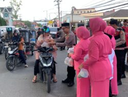 Satsamapta Polres Aceh Tengah Bagikan Takjil Sambut HUT Korps Sabhara Polri Ke 74