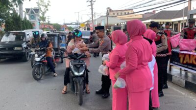 Satsamapta Polres Aceh Tengah Bagikan Takjil Sambut HUT Korps Sabhara Polri Ke 74