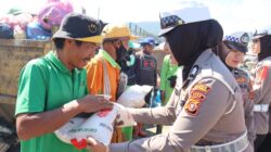 Polres Aceh Tengah Berbagi Jelang Lebaran, Sasar Juru Parkir dan Petugas Kebersihan